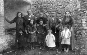 Gent d'Alforja (can Rave); Ma. Teresa Besora i Marrasser (1862-1938); Maria Llopis i Besora (1884-1962); Jesús Àvila i Llaberia (1877-1951); Antònia (1889-1968); Miquel Àvila i Sarobé (1878-1952); Anton (1911-1993); Teresa (1903-1967); Josep (1905-1985); Antonieta (1909); Maria (1912)