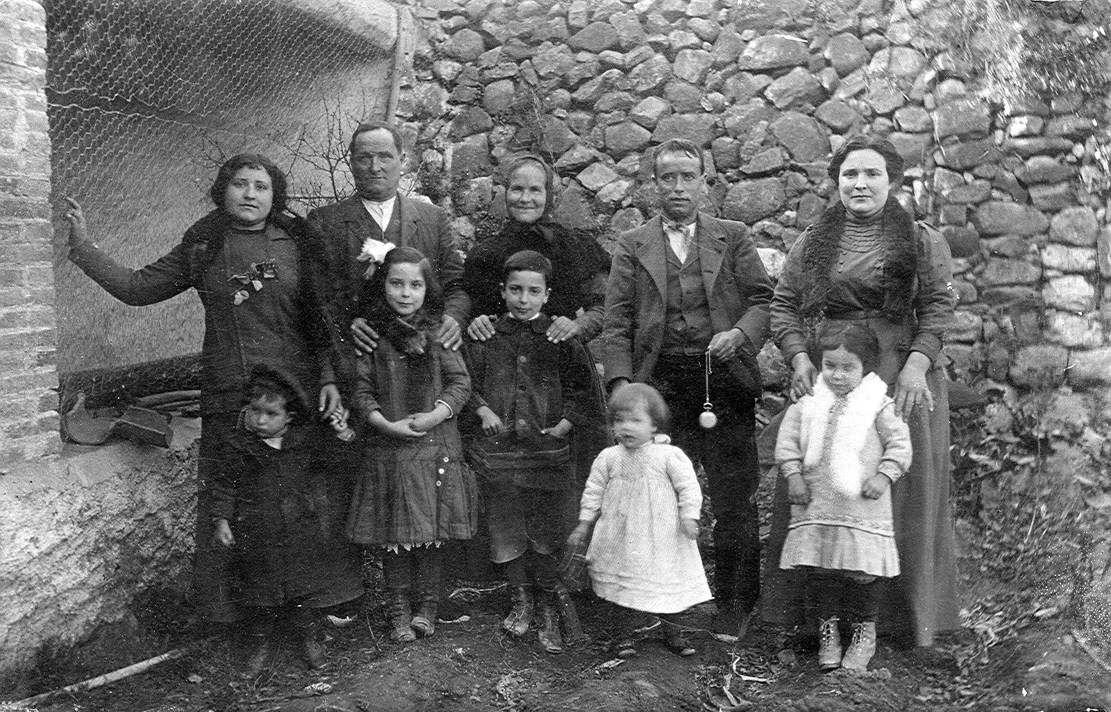 Gent d'Alforja (can Rave); Ma. Teresa Besora i Marrasser (1862-1938); Maria Llopis i Besora (1884-1962); Jesús Àvila i Llaberia (1877-1951); Antònia (1889-1968); Miquel Àvila i Sarobé (1878-1952); Anton (1911-1993); Teresa (1903-1967); Josep (1905-1985); Antonieta (1909); Maria (1912)