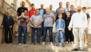 Gent d'Alforja: A dalt: Serra, Vilella-Porqueras, Huguet-Vilella, Romero-Vilella, Àvila-Salvadó, Villalbí-Cabré. A sota: Tost-Cano, Torres-Freixes, Tost-Assens, Taverna-Balsells, Llaberia-Serra, Capella-Chicharro, Serra-Ribas, Serra-Pijuan, Serra-Camús, Capella-Ferré, Hortoneda-Jasans.
